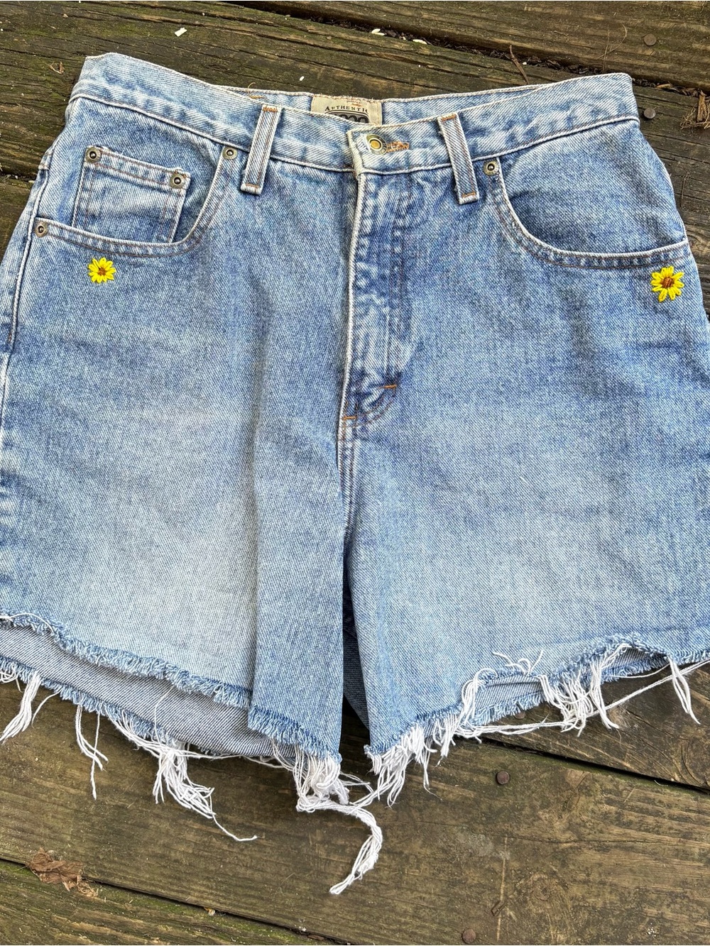 Authentic 1939 Embroidered Frayed Hem Denim Shorts Vintage Size 8